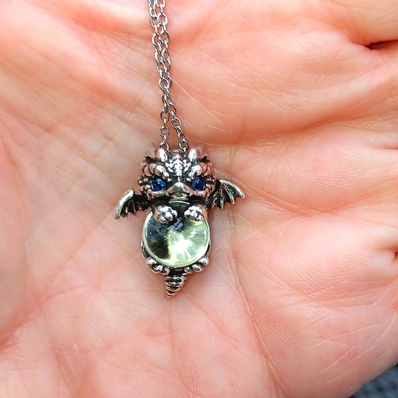 🆕️LAST ONE!🌹ADORABLE BABY DRAGON CLUTCHING PRECIOUS GEM NECKLACE GIFT BOXED - Picture 16 of 17